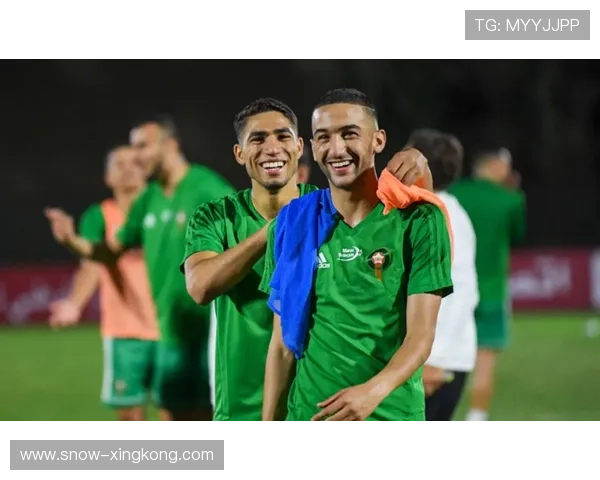 足球巨星惊现繁华街头与粉丝亲密互动引发热潮