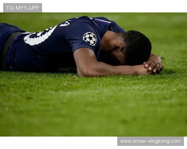 足球巨星脚踩战靴展现锋芒瞬间，细节诠释速度与力量的完美结合